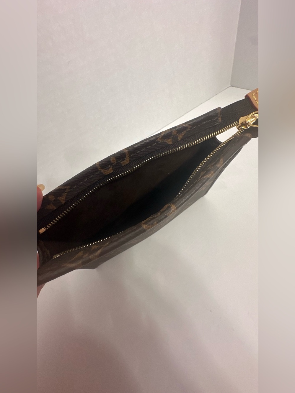 Louis Vuitton Monogram cosmetics bag - Picture 9 of 12